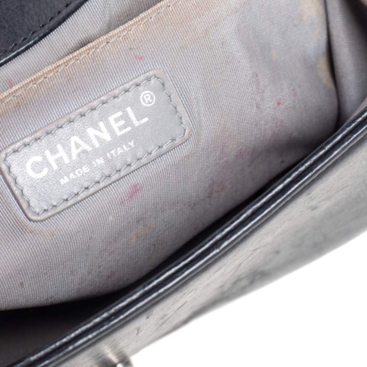 مملوكة مسبقًا Chanel Black Quilted Leather Medium Boy Bag