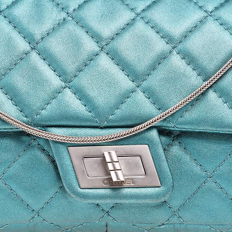 Pre Owned Chanel Metallic Blue Quilted Leather 2.55 Reissue Chain Clutch