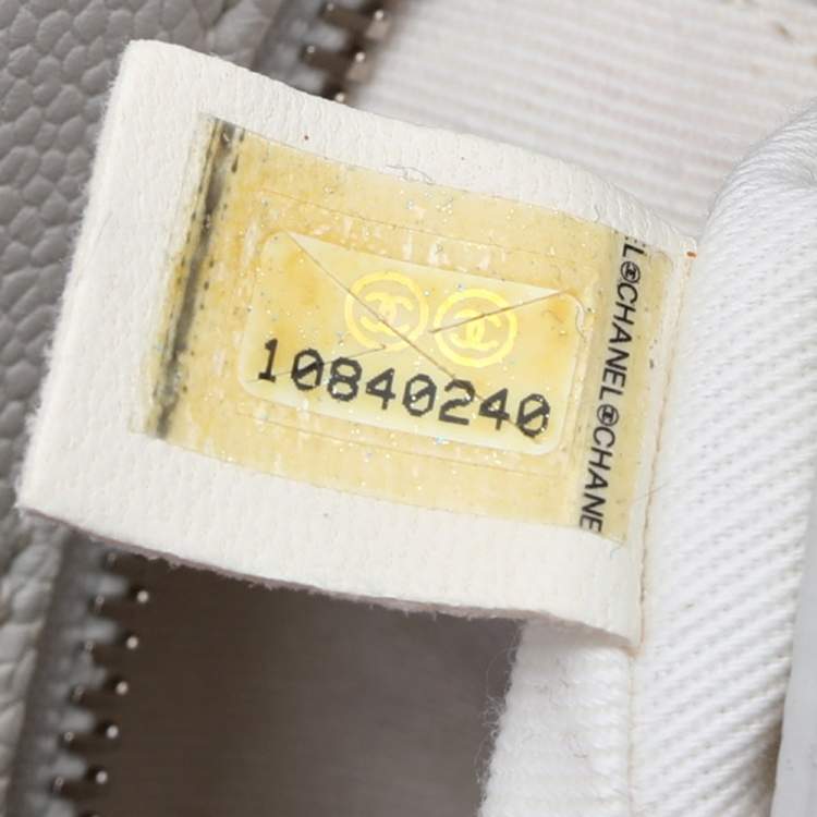 Pre Owned Chanel White Quilted Caviar Leather Outdoor Hobo