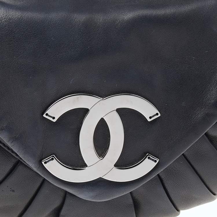 Pre Owned Chanel Black Leather Pleated Ring Handle CC Flap Bag