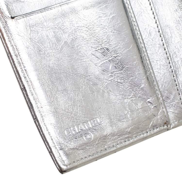 Pre Owned Chanel Silver Quilted Laminated Leather Reissue Trifold Wallet