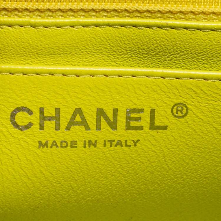 مملوكة مسبقًا Chanel Yellow Quilted Patent Mini Square Classic Flap Bag