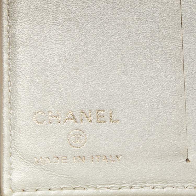 Pre Owned Chanel Metallic Light Beige Quilted Leather CC Bifold Card Case 