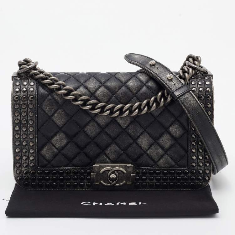 مملوكة مسبقًا Chanel Black/Grey Quilted Leather Medium Studded Boy Bag