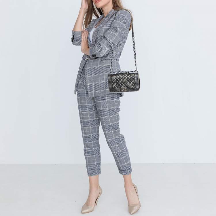 مملوكة مسبقًا Chanel Black/Grey Quilted Leather Medium Studded Boy Bag