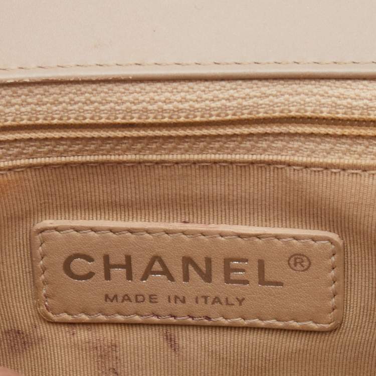 Pre Owned Chanel Beige Chevron Patent Leather New Medium Boy Flap Bag