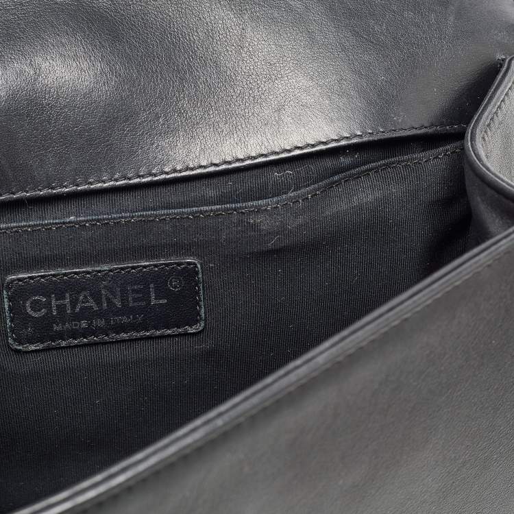 Pre Owned Chanel Black Beaded Chevron Leather Medium Boy Flap Bag