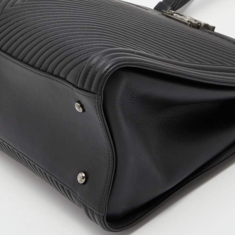 مملوكة مسبقًا Chanel Black Chevron Quilted Leather Large Boy Shopper Tote