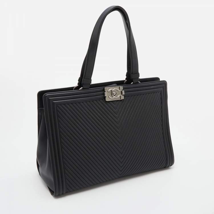 مملوكة مسبقًا Chanel Black Chevron Quilted Leather Large Boy Shopper Tote