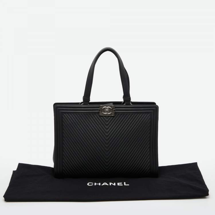 مملوكة مسبقًا Chanel Black Chevron Quilted Leather Large Boy Shopper Tote