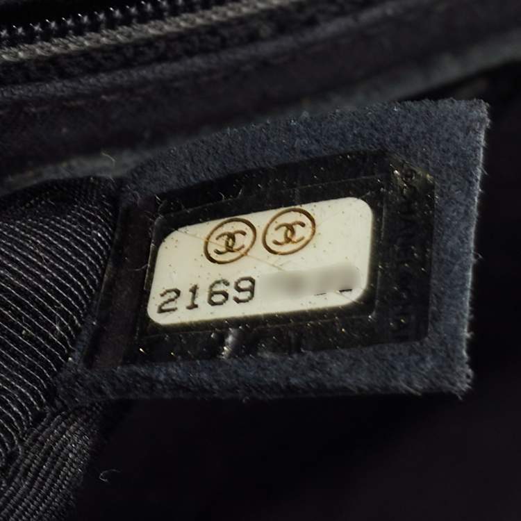 Pre Owned Chanel Black Glossy Leather New Medium Boy Bag