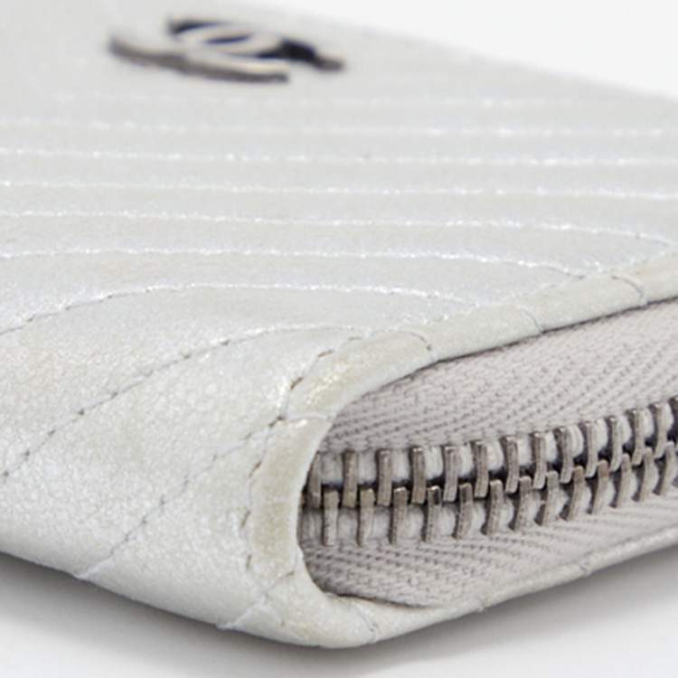 Pre Owned Chanel Metallic Silver Chevron Leather CC Zip Coin Purse
