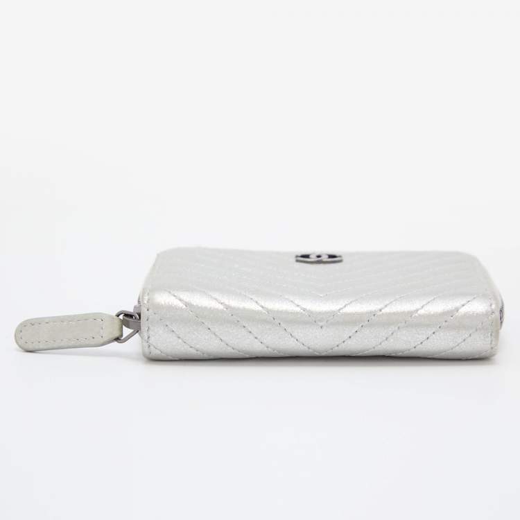 Pre Owned Chanel Metallic Silver Chevron Leather CC Zip Coin Purse