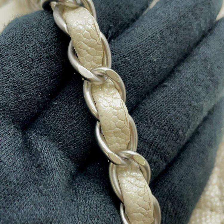 مملوكة مسبقًا Chanel White Leather Classic Medium Double Flap Shoulder Bag