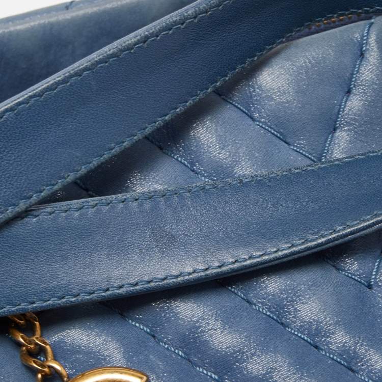 مملوكة مسبقًا Chanel Blue Chevron Iridescent Leather Large Surpique Tote