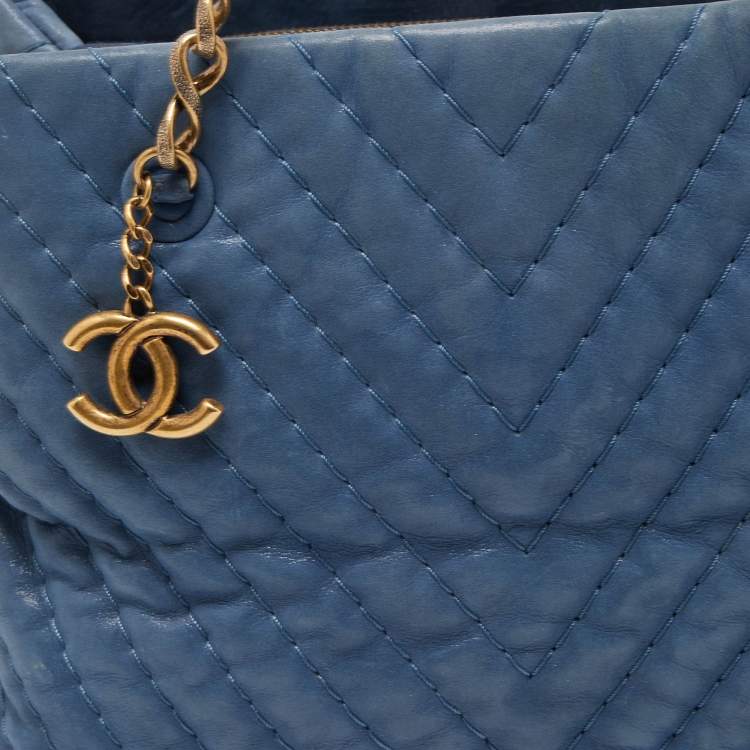 مملوكة مسبقًا Chanel Blue Chevron Iridescent Leather Large Surpique Tote
