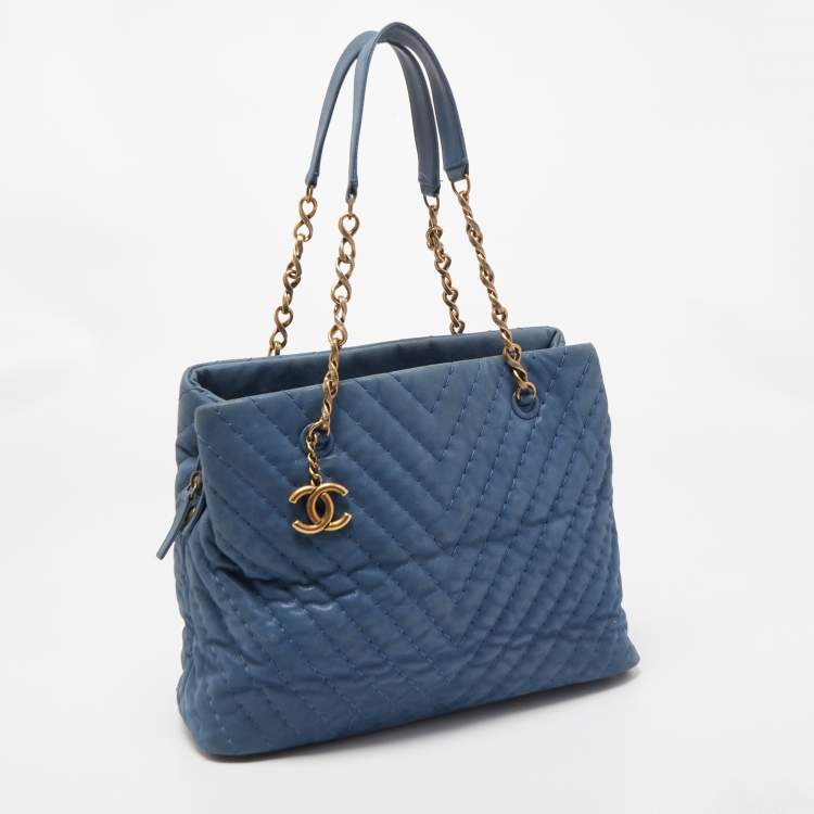 مملوكة مسبقًا Chanel Blue Chevron Iridescent Leather Large Surpique Tote