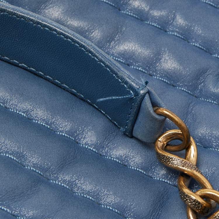 مملوكة مسبقًا Chanel Blue Chevron Iridescent Leather Large Surpique Tote