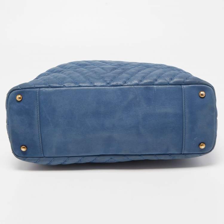 مملوكة مسبقًا Chanel Blue Chevron Iridescent Leather Large Surpique Tote
