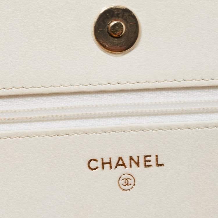 Pre Owned Chanel White Quilted Leather Boy WOC Bag