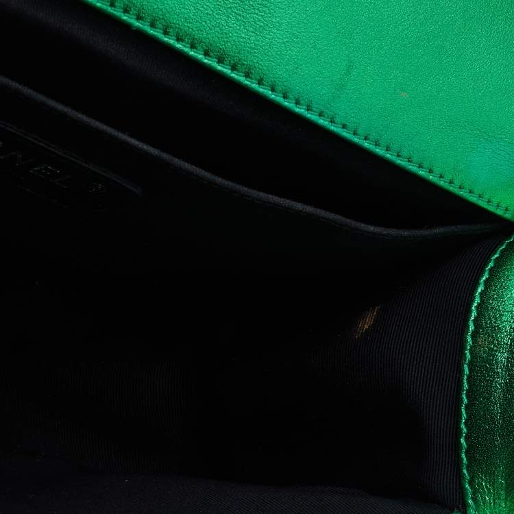 Pre Owned Chanel Green Quilted Patent Leather Medium Boy Flap Bag