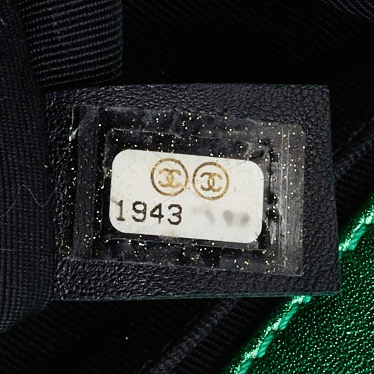 Pre Owned Chanel Green Quilted Patent Leather Medium Boy Flap Bag