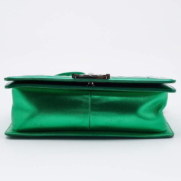 Pre Owned Chanel Green Quilted Patent Leather Medium Boy Flap Bag