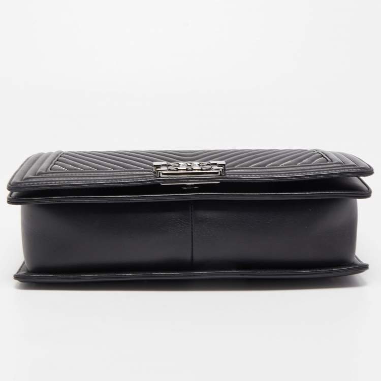 Pre Owned Chanel Black Chevron Leather Chain New Medium Boy Bag