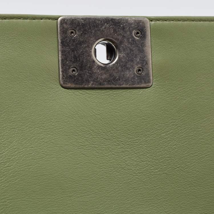 Pre Owned Chanel Pistachio Green Chevron Leather Medium Boy Flap Bag