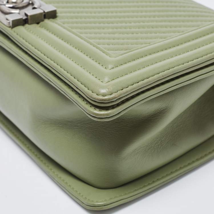 Pre Owned Chanel Pistachio Green Chevron Leather Medium Boy Flap Bag