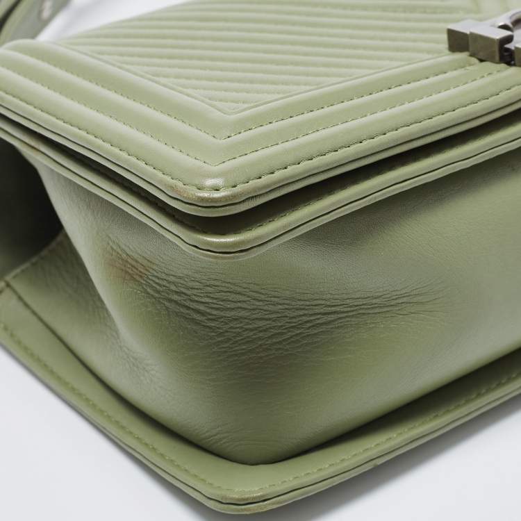 Pre Owned Chanel Pistachio Green Chevron Leather Medium Boy Flap Bag