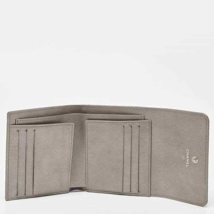 Pre Owned Chanel Silver Quilted Caviar Leather CC Trifold Wallet