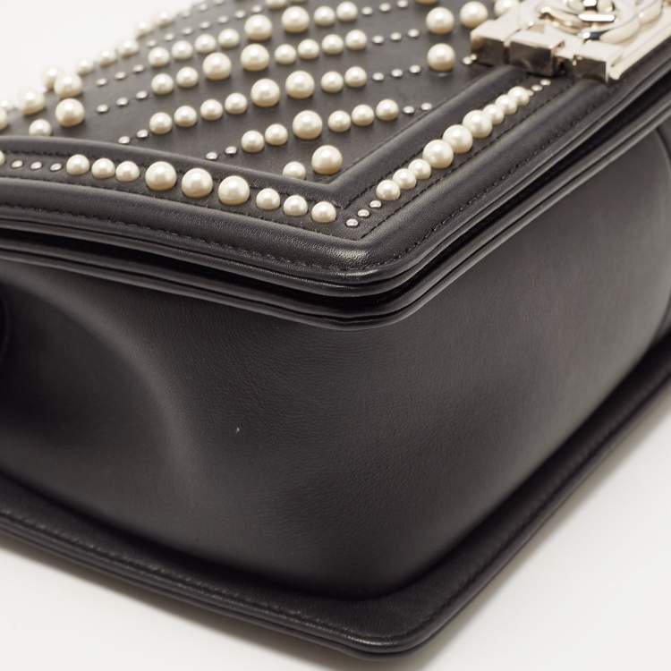 Pre Owned Chanel Black Chevron Caviar and Leather Medium Pearl Boy Flap Bag