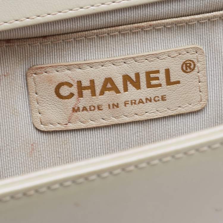 Pre Owned Chanel Pearl White Quilted Patent Leather Medium Boy Flap Bag
