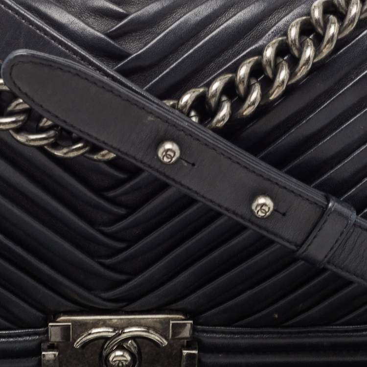 Pre Owned Chanel Black Chevron Pleated Leather Medium Boy Flap Bag