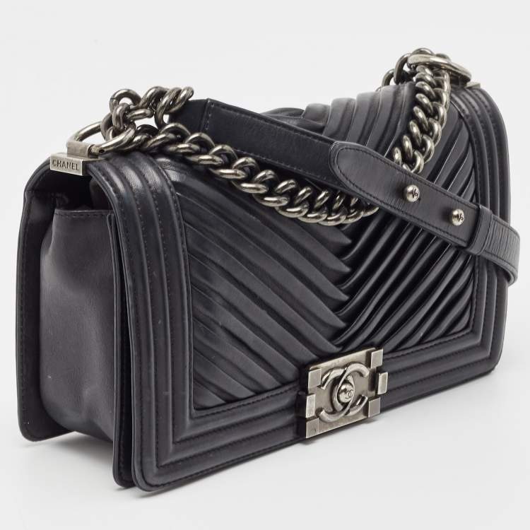Pre Owned Chanel Black Chevron Pleated Leather Medium Boy Flap Bag