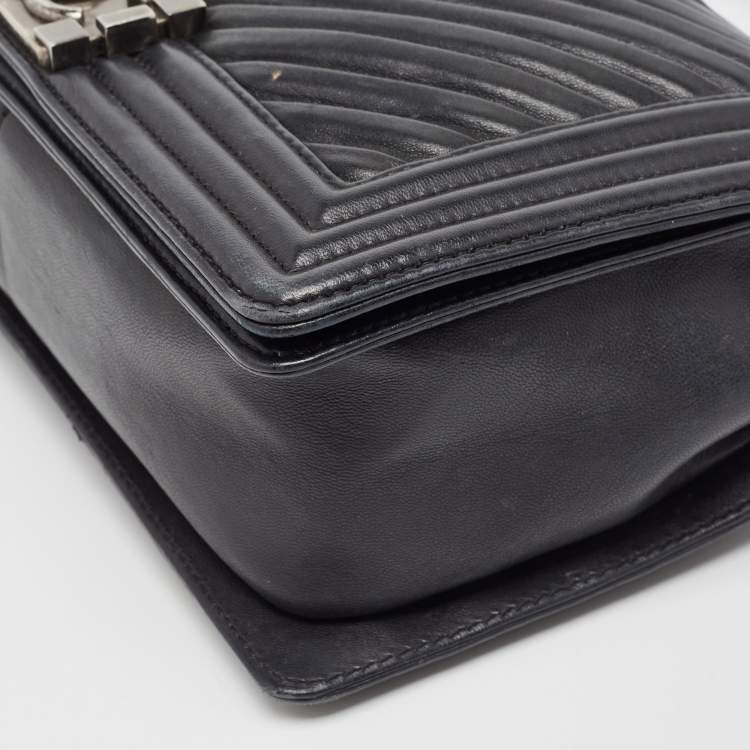 Pre Owned Chanel Black Chevron Pleated Leather Medium Boy Flap Bag