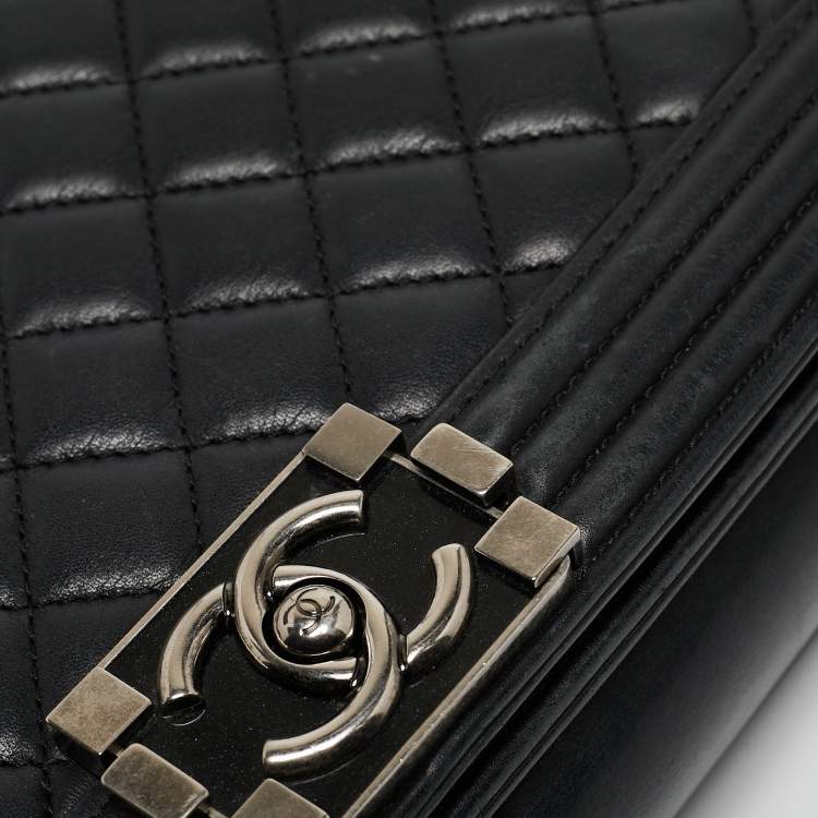 Pre Owned Chanel Black Quilted Leather New Medium Boy Shoulder Bag