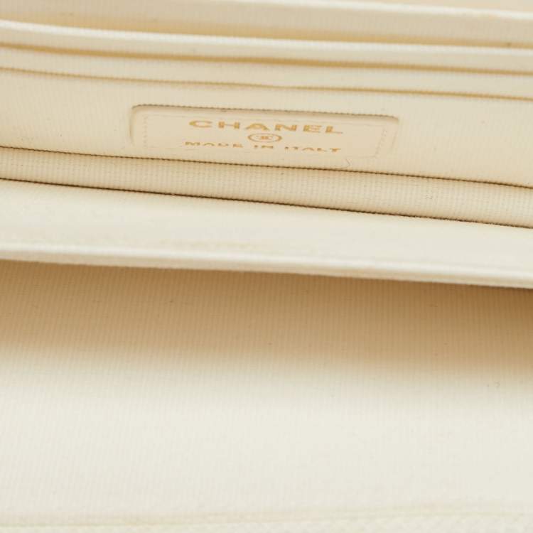 Pre Owned Chanel White Quilted Leather Trendy CC Wallet On Chain