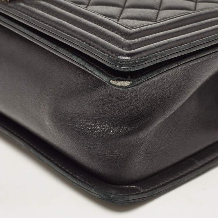Pre Owned Chanel Black Quilted Leather Medium Boy Flap Bag