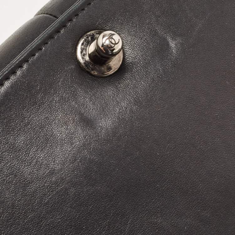 Pre Owned Chanel Black Quilted Leather Medium Boy Flap Bag