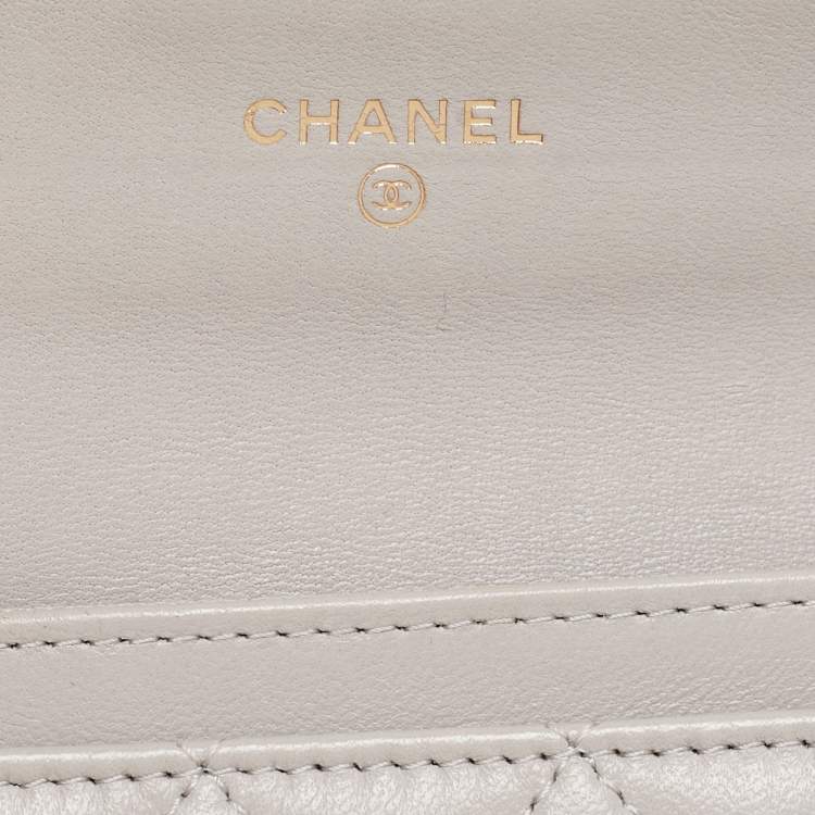Pre Owned Chanel Grey Quilted Leather Flap Card Holder