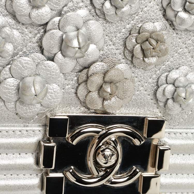 مملوكة مسبقًا Chanel Silver Quilted Leather Small Camellia Applique Boy Flap Bag