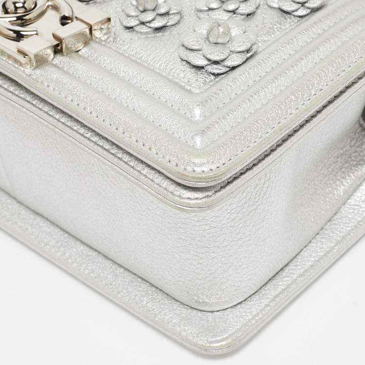 مملوكة مسبقًا Chanel Silver Quilted Leather Small Camellia Applique Boy Flap Bag