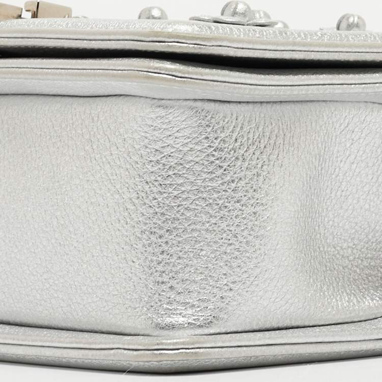 مملوكة مسبقًا Chanel Silver Quilted Leather Small Camellia Applique Boy Flap Bag