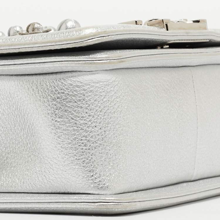 مملوكة مسبقًا Chanel Silver Quilted Leather Small Camellia Applique Boy Flap Bag