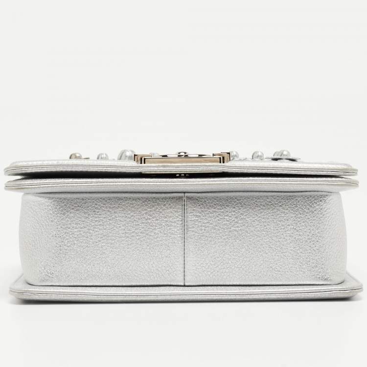 مملوكة مسبقًا Chanel Silver Quilted Leather Small Camellia Applique Boy Flap Bag