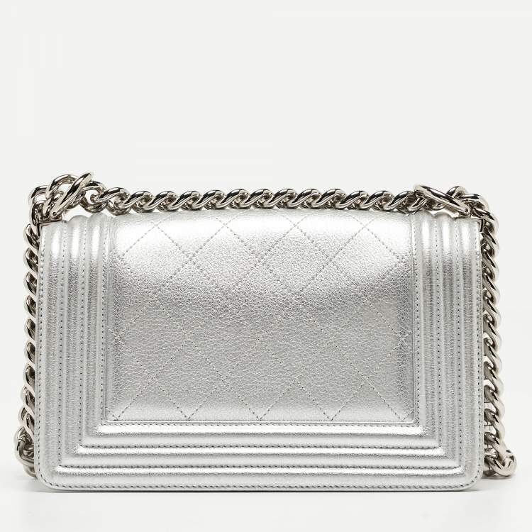 مملوكة مسبقًا Chanel Silver Quilted Leather Small Camellia Applique Boy Flap Bag