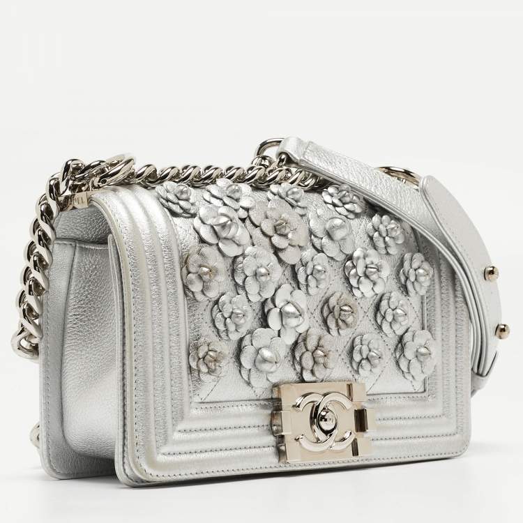 مملوكة مسبقًا Chanel Silver Quilted Leather Small Camellia Applique Boy Flap Bag