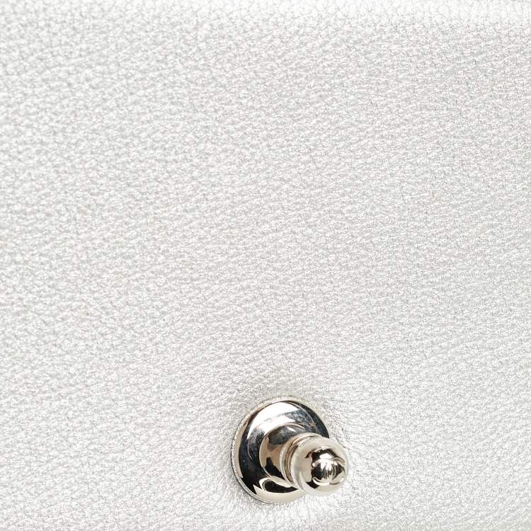 مملوكة مسبقًا Chanel Silver Quilted Leather Small Camellia Applique Boy Flap Bag